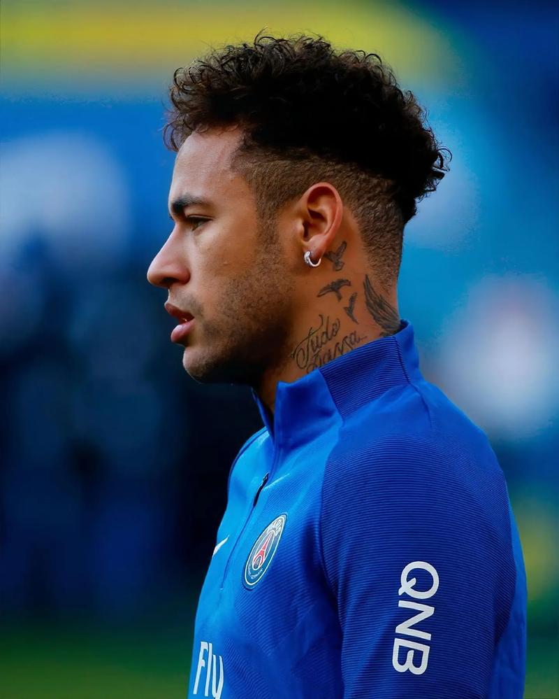 经纪人：莱万不会在冬窗离开巴萨，他专注于帮巴萨赢更多冠军（莱万经纪人：冬窗肯定不走，专注助巴萨争夺更多冠军）