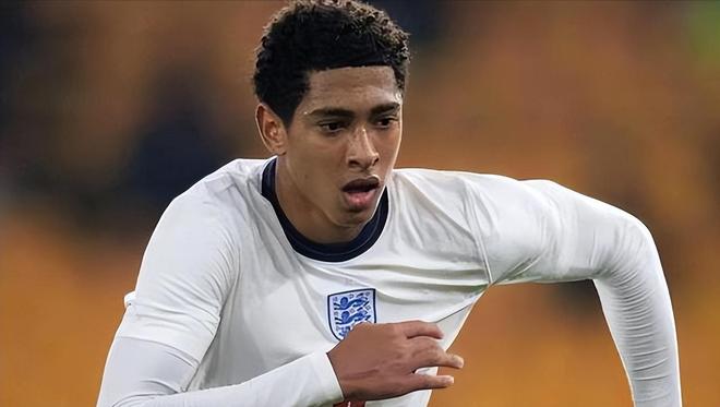 换上儿子！范佩西之子19岁沙奎尔欧联替补登场，迎职业生涯首秀（范佩西19岁儿子沙奎尔欧联替补亮相，完成职业首秀）