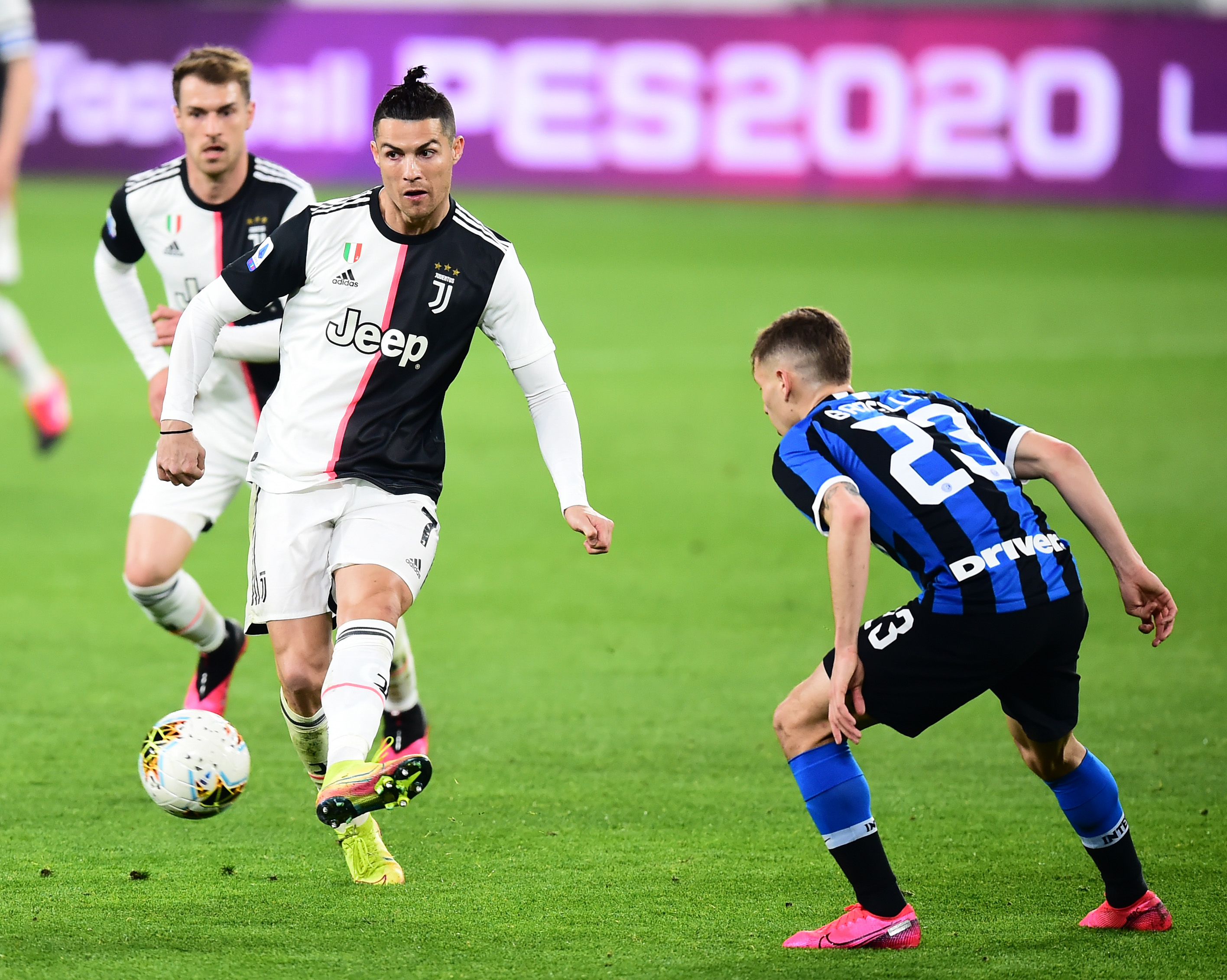 队报：非洲杯黄牛票翻十倍卖，官方出台防倒卖系统使大量球票积压（队报：非洲杯黄牛价涨至十倍，反倒卖系统致大批门票积压）