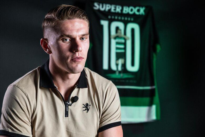 古德利晒防守贝林厄姆照片，后者调侃：抱得太紧了兄弟🤣❤️（古德利晒与贝林厄姆对抗照，贝林厄姆打趣：兄弟，你抱得太紧了🤣❤️）