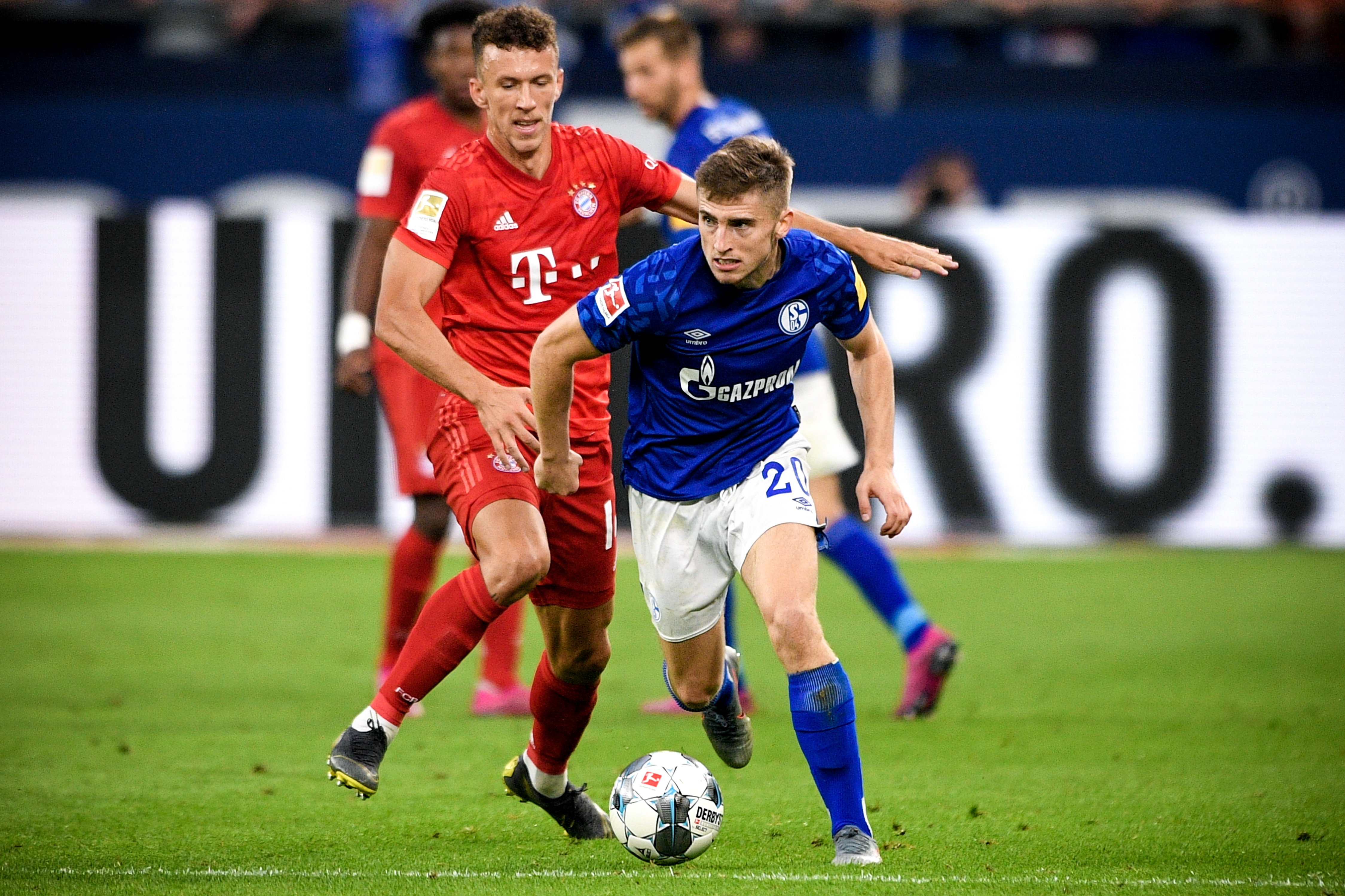 世体：皇马过度依赖库尔图瓦和姆巴佩，其余球员表现平平（世体：皇马对库尔图瓦和姆巴佩依赖过深，其余球员缺少亮点）