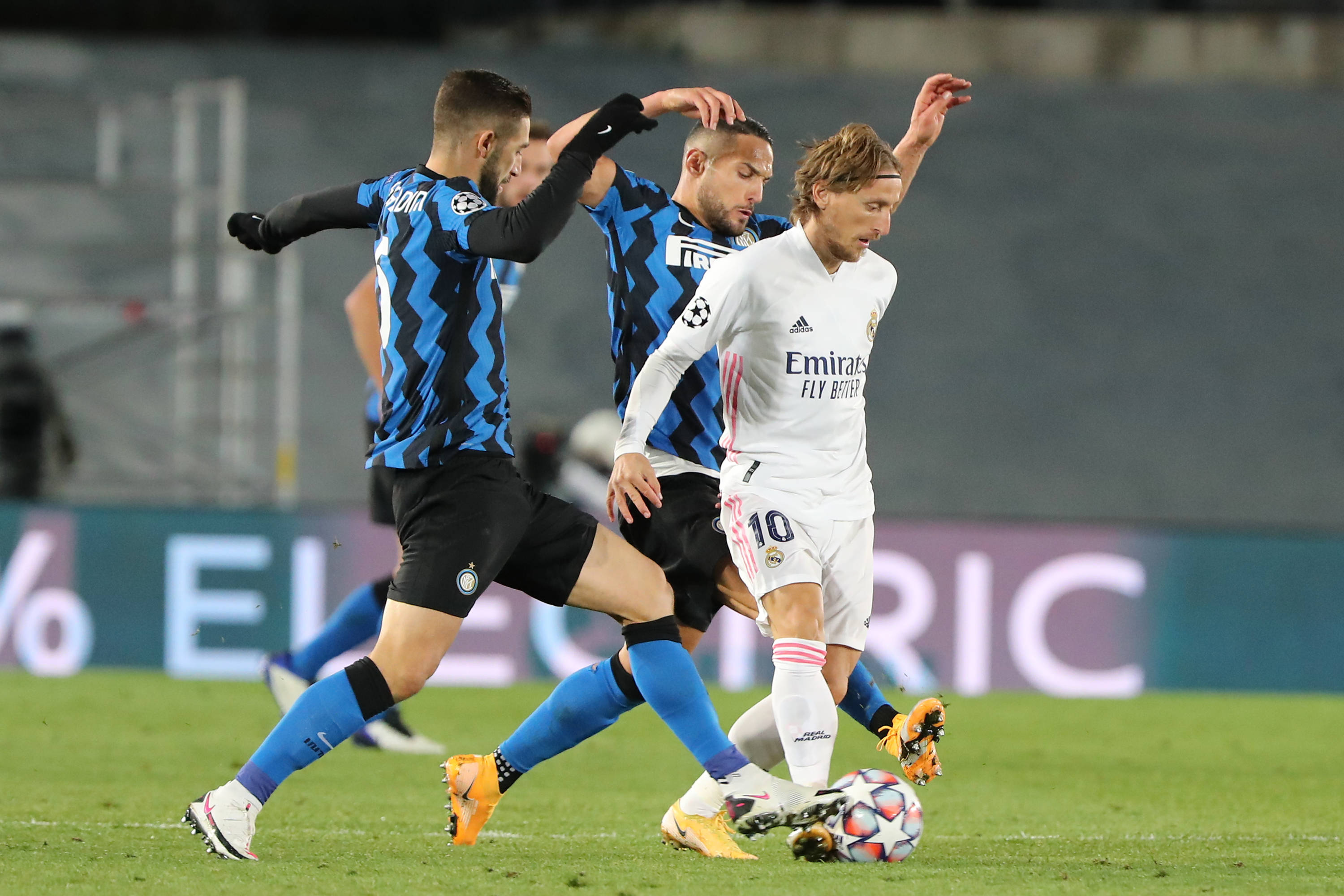 王哲林17分 CBA俱乐部杯上海男篮111-72战胜四川 杜智博23分（CBA俱乐部杯：上海男篮111-72大胜四川，王哲林17分、杜智博23分）