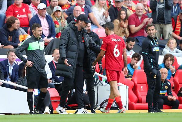 奥莱：因背身列队事件被禁足6个月，贝隆上诉至体育仲裁法庭（奥莱：贝隆因背身列队遭禁赛半年，已向体育仲裁法庭提起上诉）