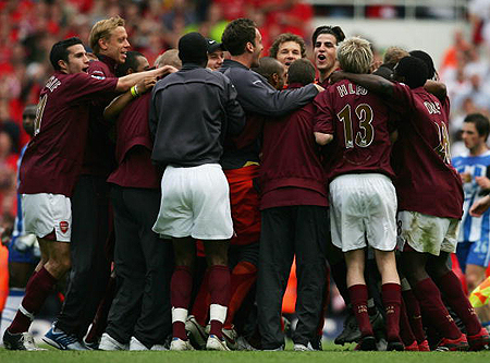 人物志：森林传奇约翰·罗伯逊人生落幕，他被誉为绿茵毕加索（森林传奇约翰·罗伯逊谢幕：足坛“绿茵毕加索”的最后一章）