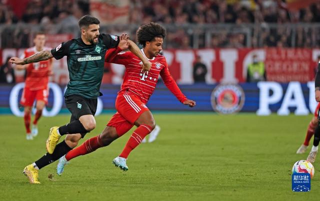 庆祝进球的时候拉着你自拍的是谁？福登：不认识，随便找的人（进球庆祝时把你拽来自拍的是谁？福登：不认识，临时随便找的）