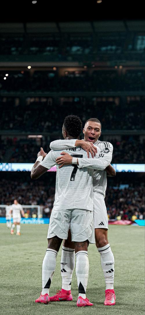 足球欧洲俱乐部频繁爆冷，球迷：本赛季太刺激（欧洲足坛冷门迭出，球迷直呼本季过瘾）