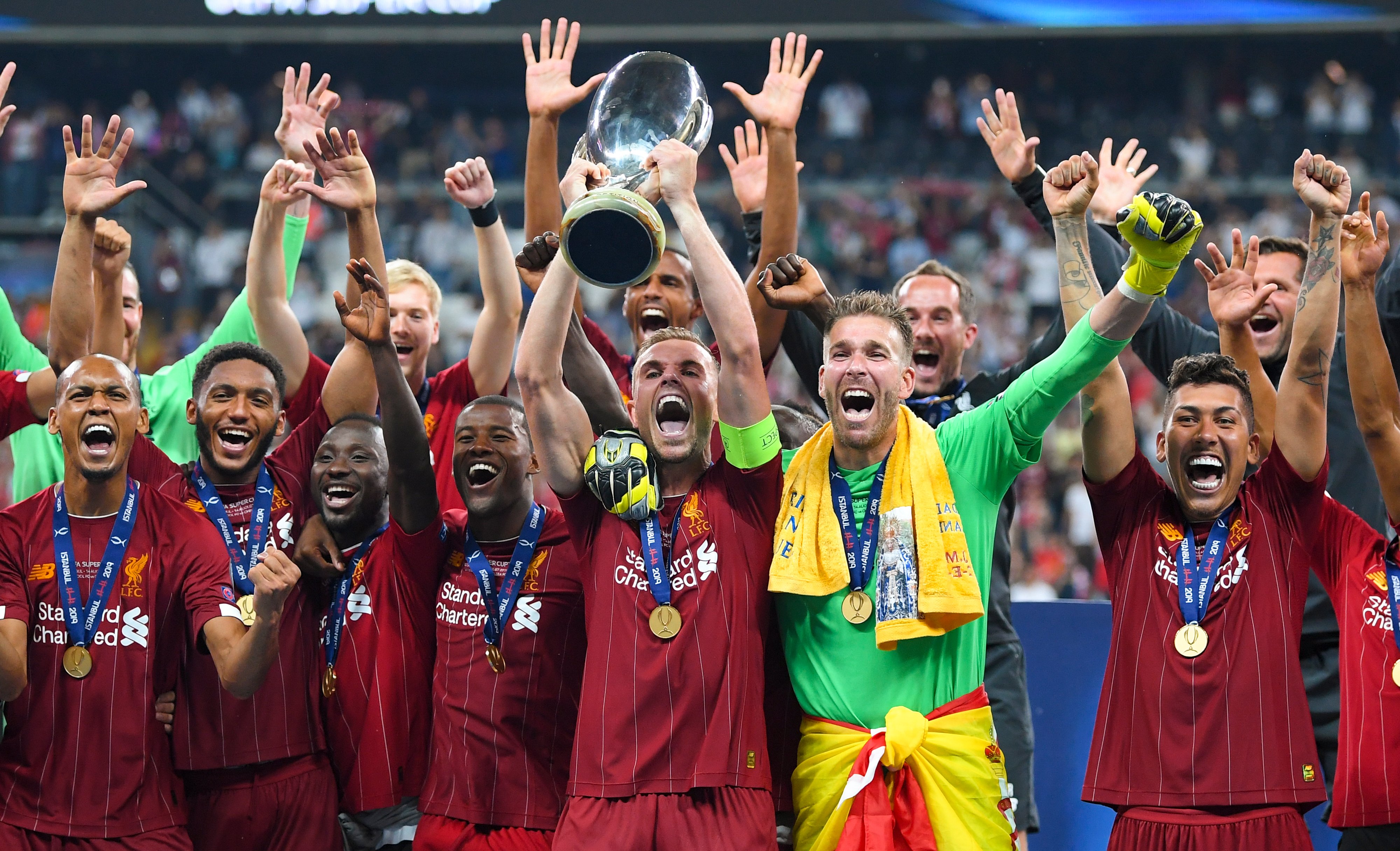 转会市场风云再起！萨拉赫或赴沙特联赛，拜仁豪门相中英格兰新星（足坛转会再起波澜：萨拉赫或转战沙特联，拜仁看上英格兰新星）